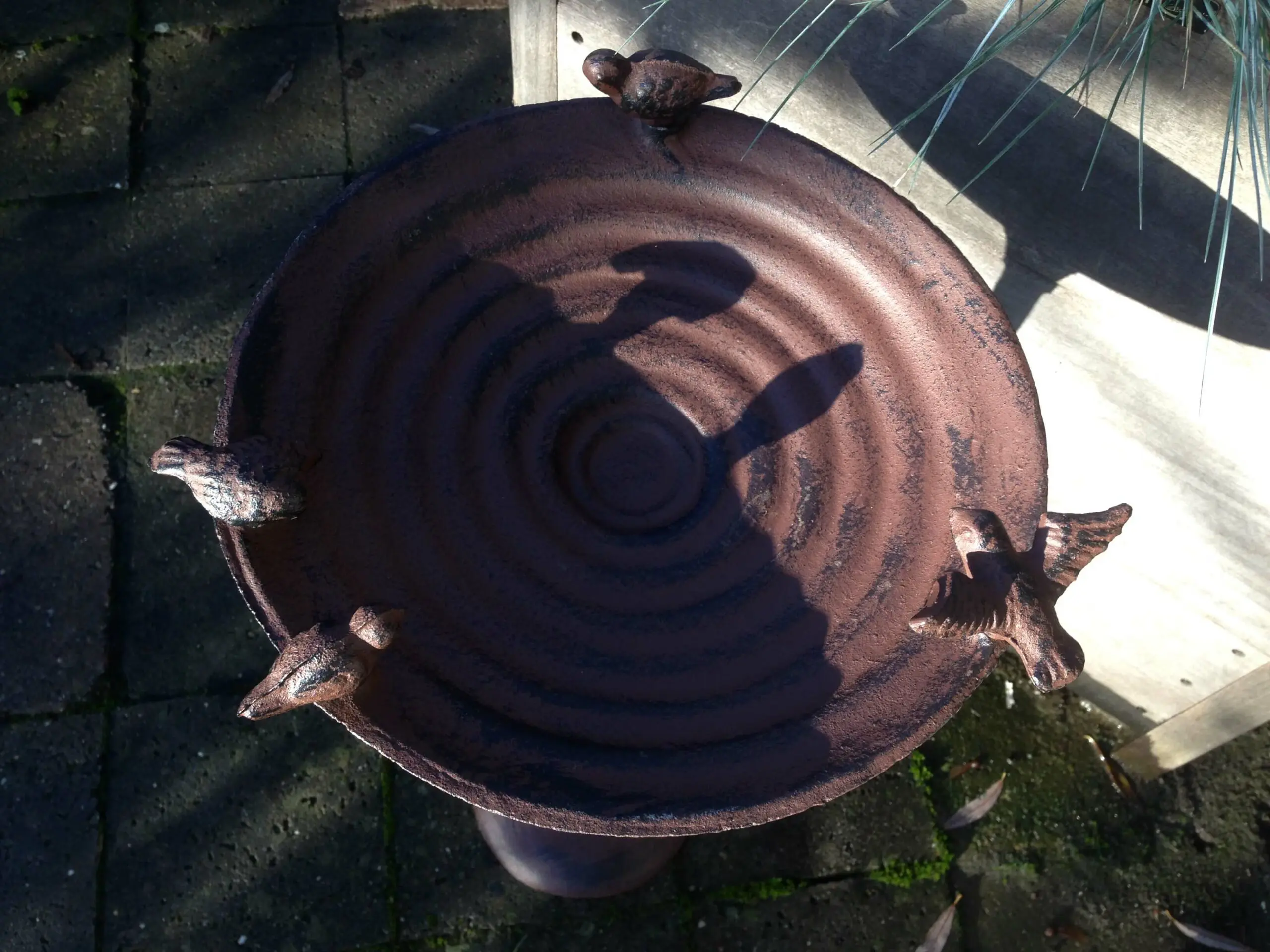 Vogelschaal, vogelbad met 4 vogels op hoge voet, gietijzer, FB91 - Afbeelding 5
