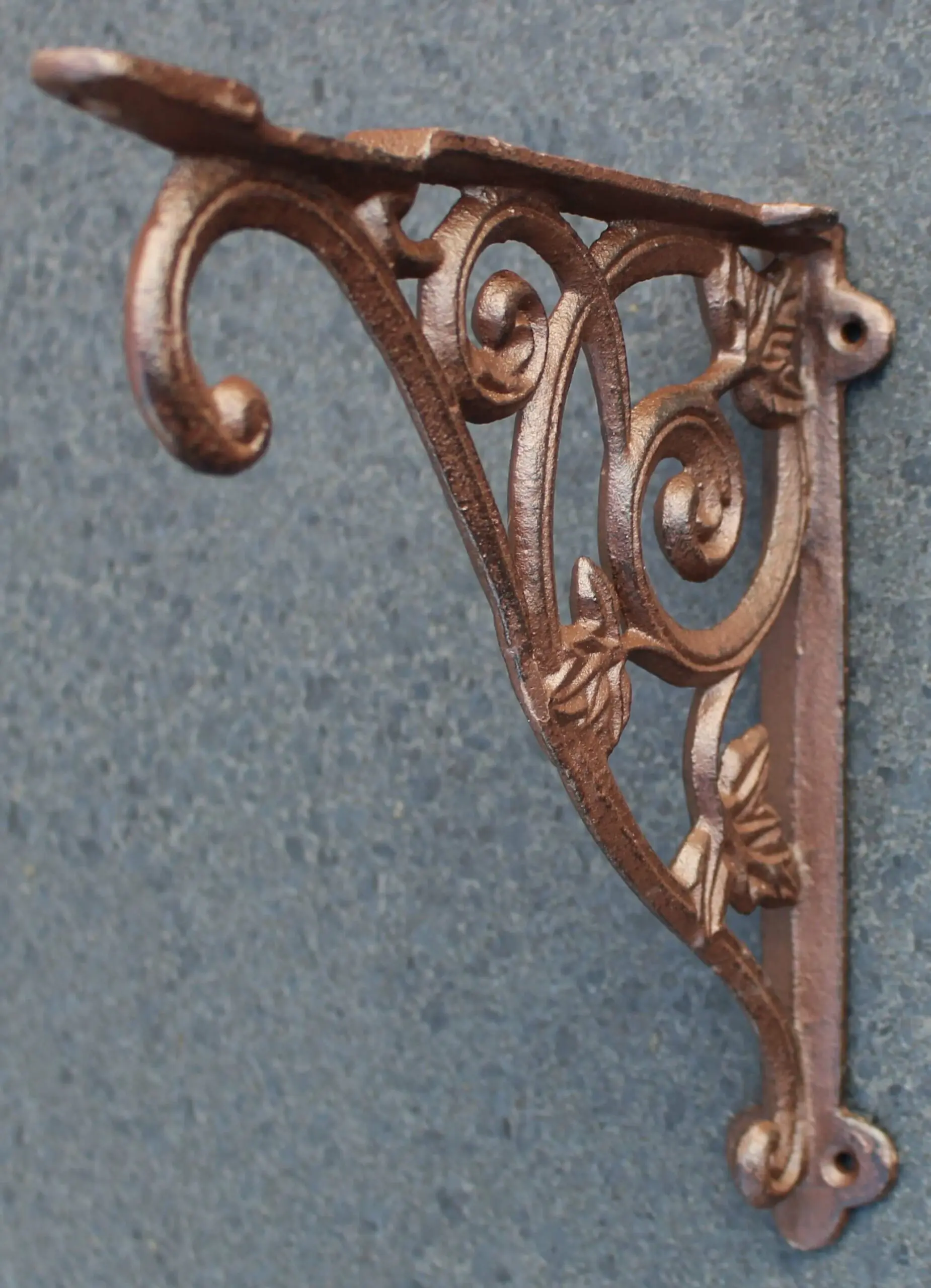 Plankdrager, wandhaak 21,5 cm. sierlijk, gietijzer PD153