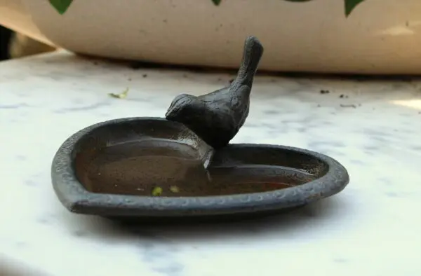 Vogelschaal, vogelbad hart met vogel, gietijzer    VB145
