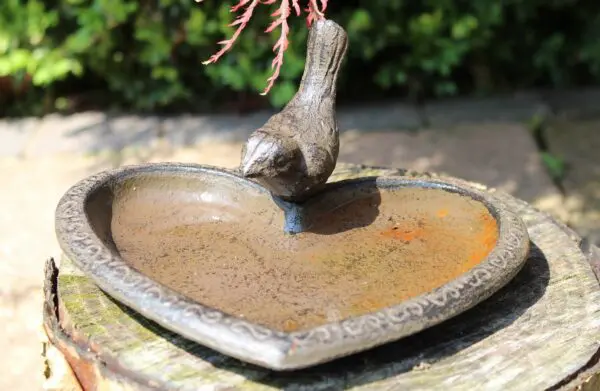 Vogelschaal, vogelbad hart met vogel, gietijzer    VB145 - Afbeelding 2