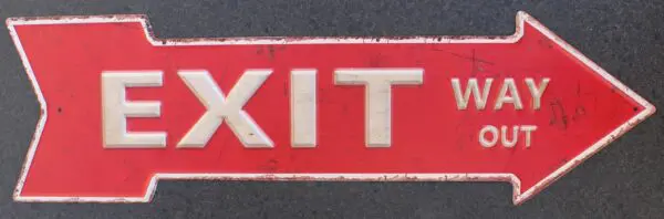 Tekstbord: "Exit - Way Out" in pijlvorm, rood-wit 6Y1770
