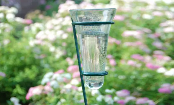 Regenmeter met groene houder, metaal TH6 - Afbeelding 4