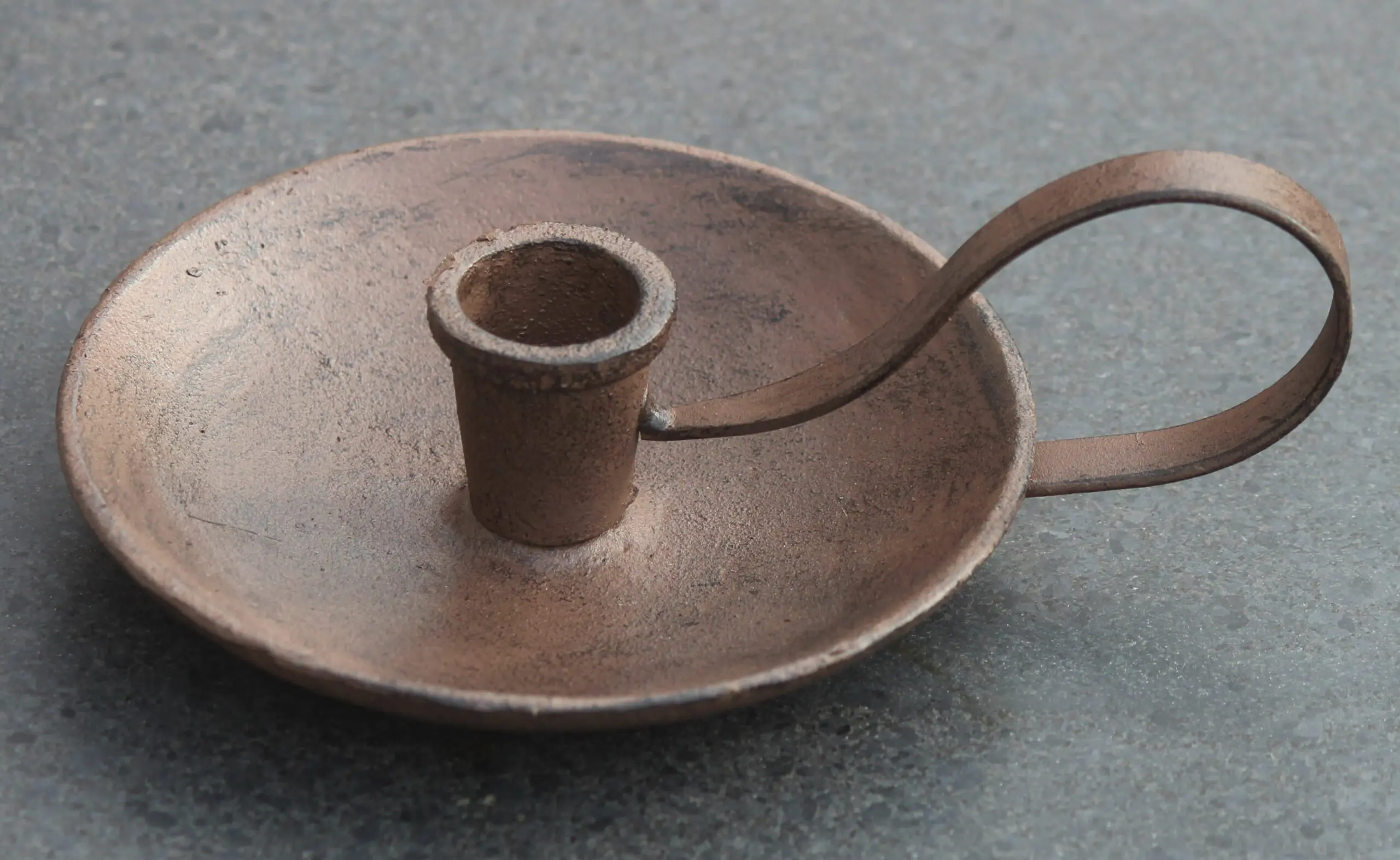 Kandelaar met oor, donkerbruin gietijzer KG009