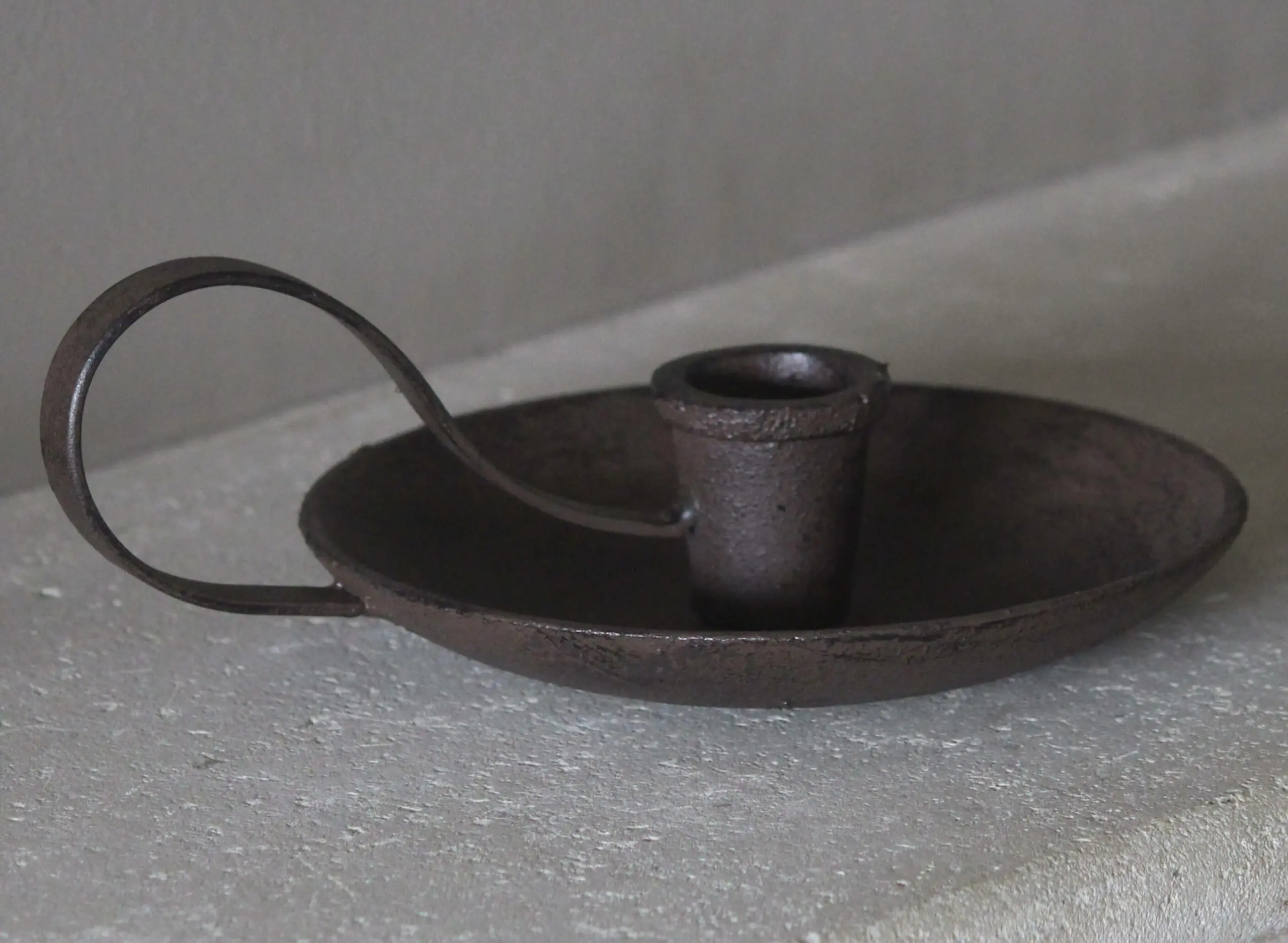 Kandelaar met oor, donkerbruin gietijzer KG009 - Afbeelding 3