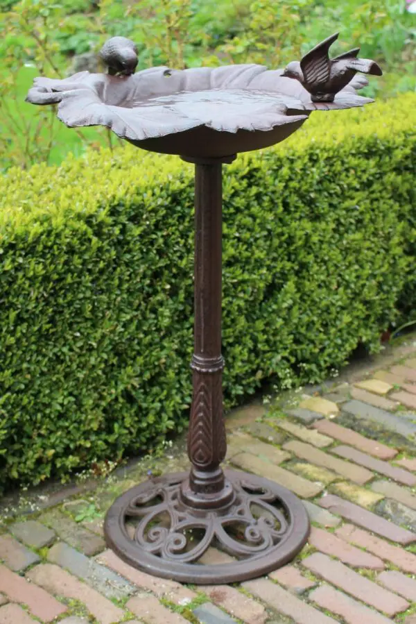 Vogelschaal, vogelbad blad met vogels op voet, gietijzer VB180