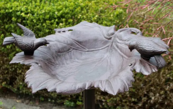 Vogelschaal, vogelbad blad met vogels op voet, gietijzer VB180 - Afbeelding 4