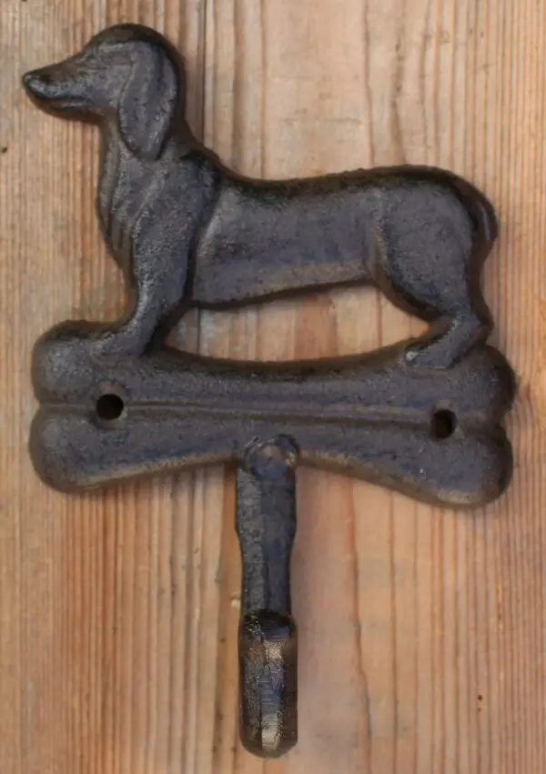 Kapstokhaak Teckel met kluif, hond, gietijzer KH1726