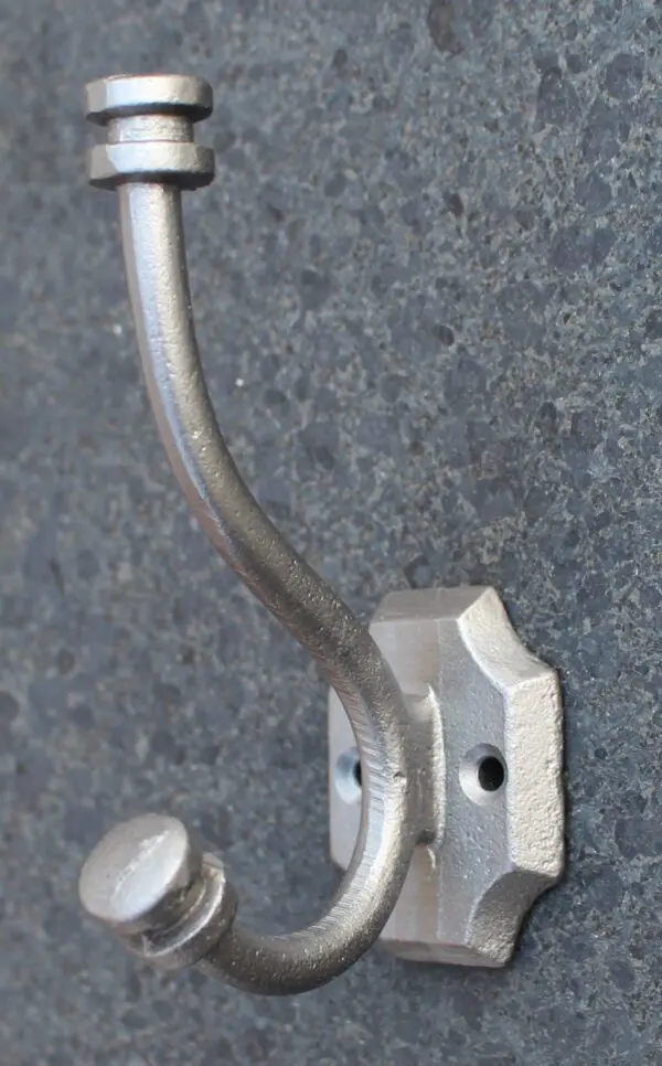 Kapstokhaak Middel Grijs, Dubbele haak, Gietijzer KH528