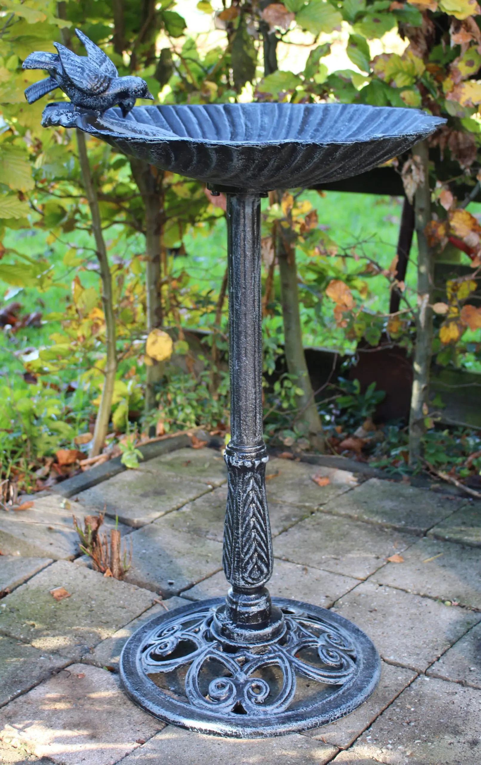 Vogelschaal, vogelbad op hoge voet, gietijzer, grijs-zwart VB174G