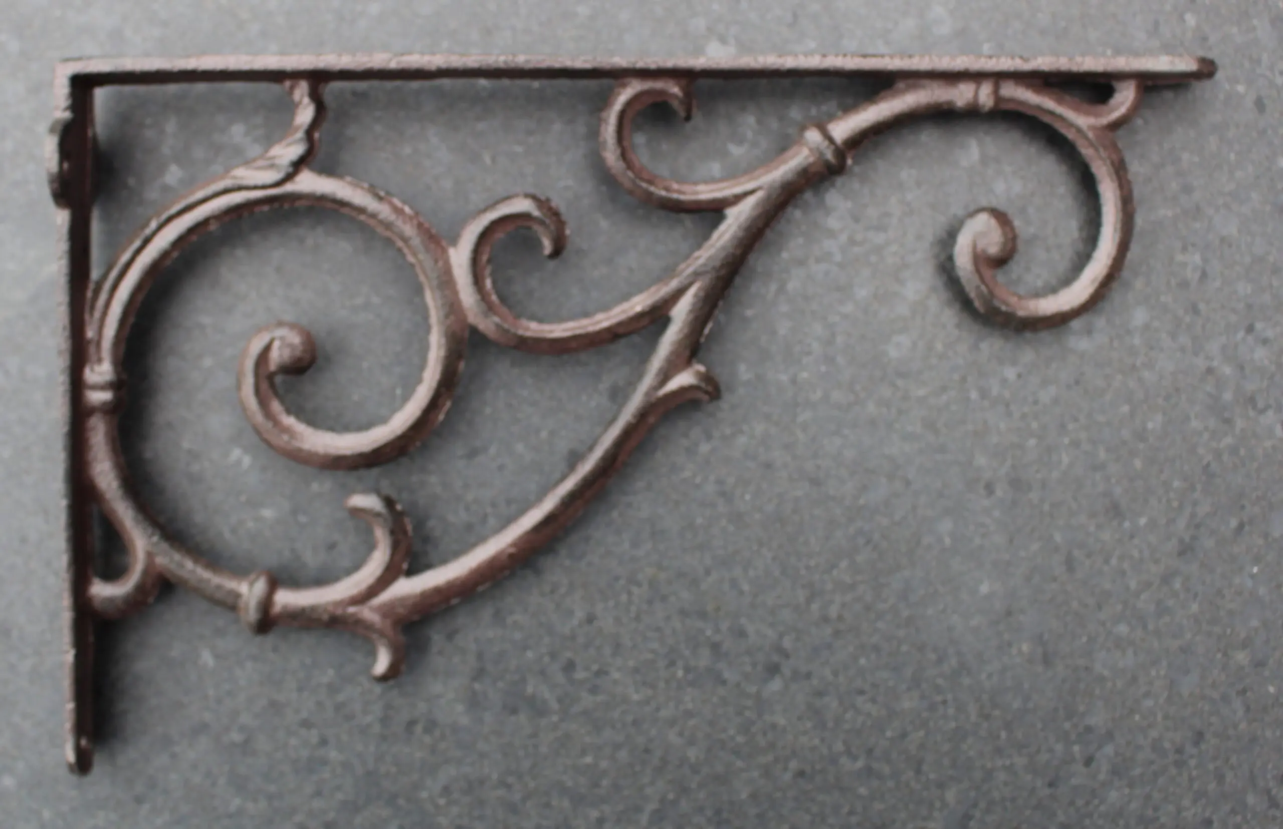 Plankdrager, wandhaak 27,5 cm.  sierlijk, gietijzer PD174