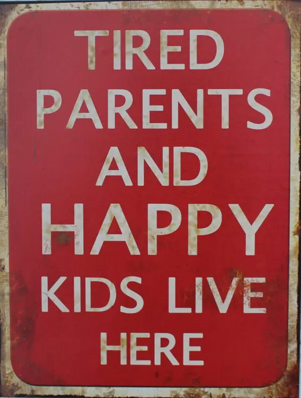 Tekstbord:"Tired parents and happy kids live here" TB440