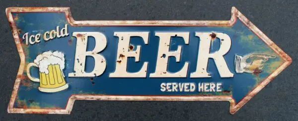 Tekstbord:; "Ice cold beer served here"