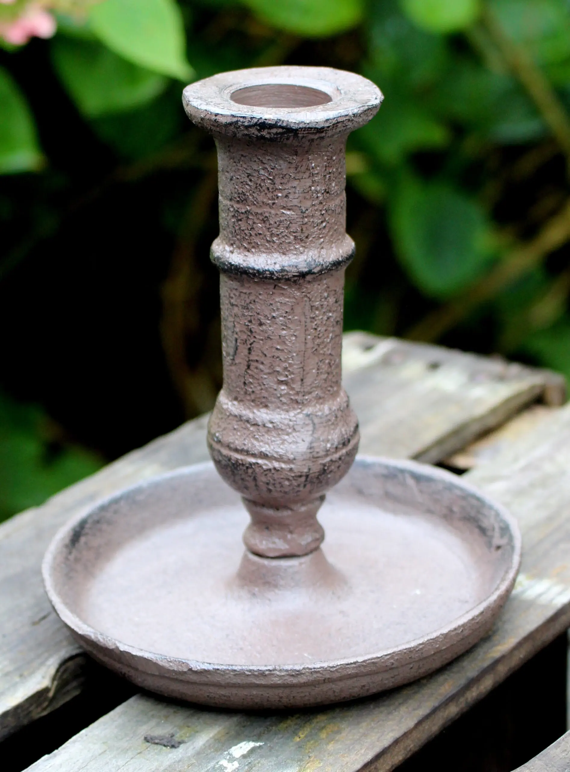 Kandelaar rond 14,5 cm. bruin, gietijzer