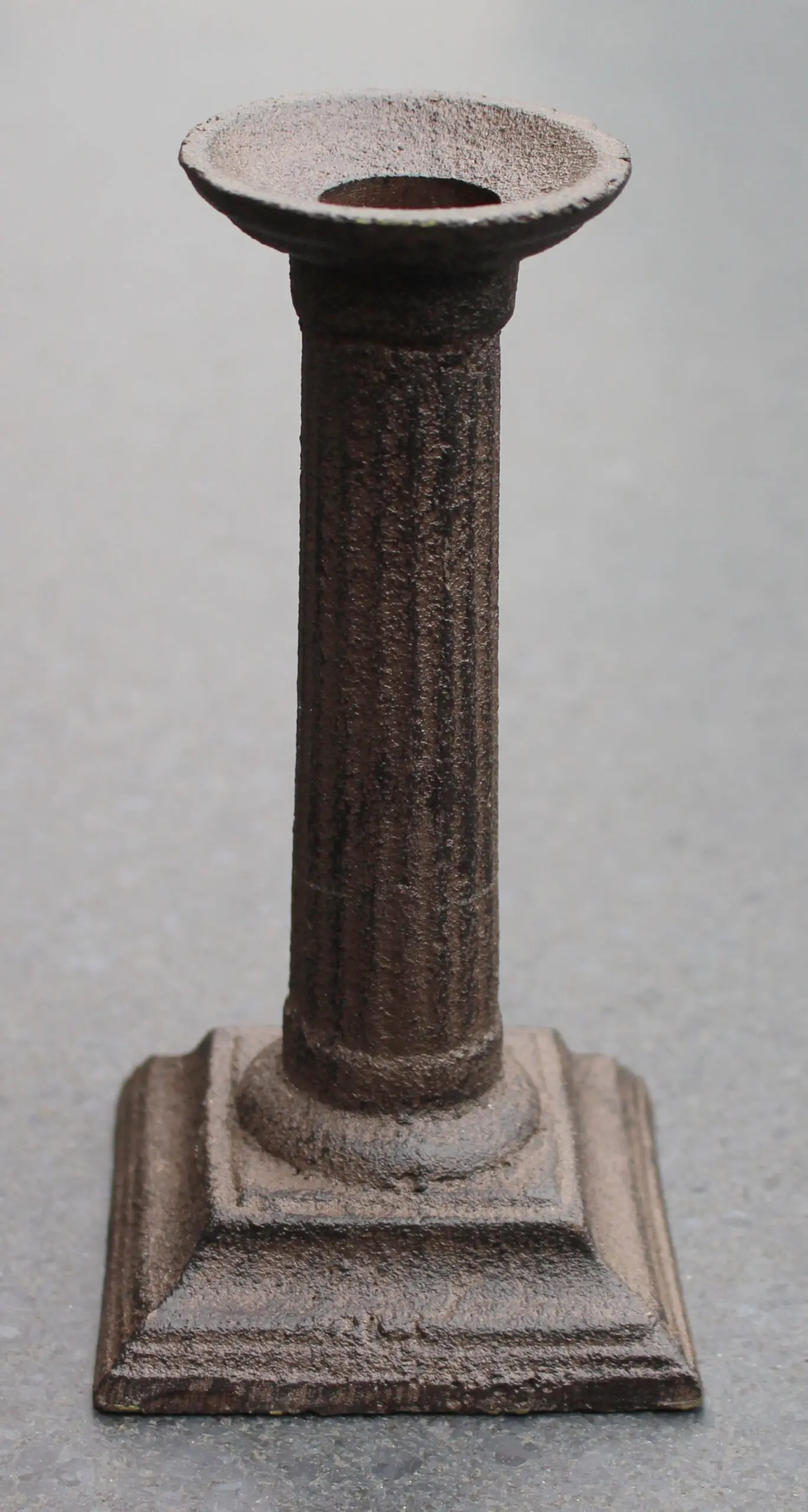 Kandelaar vierkant 15,8 cm. bruin, gietijzer KG070