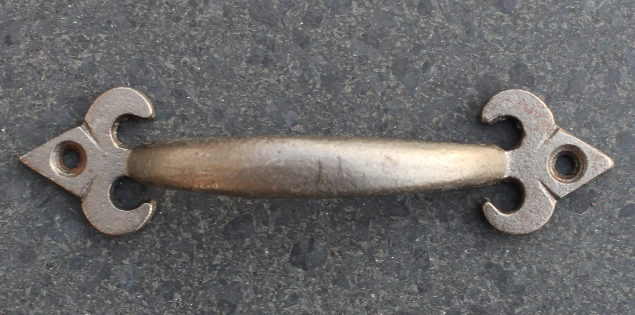 Handgreep Franse Lelie 12 cm. Antraciet, Gietijzer HG527 - Afbeelding 2