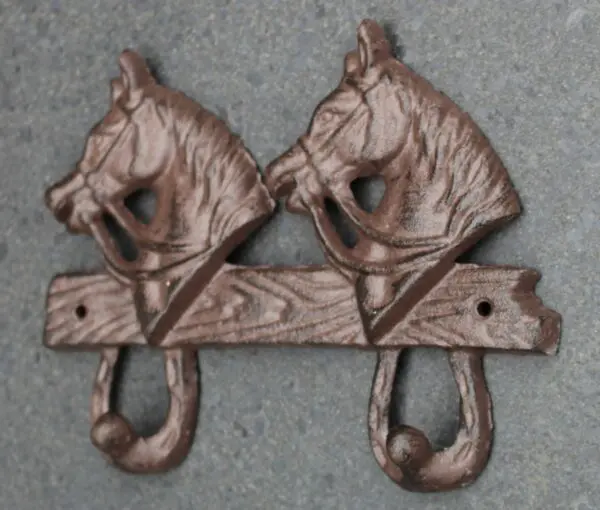 Kapstokhaak paarden met hoefijzer, dubbele haak, gietijzer KH1745