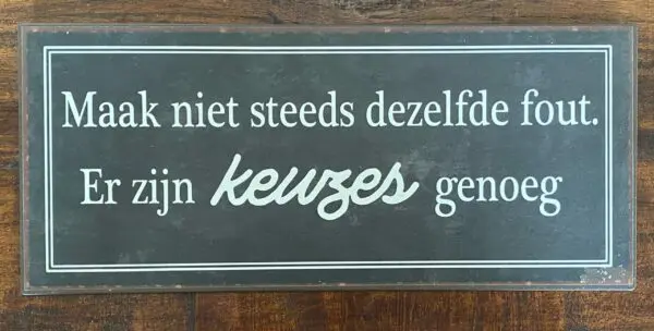 Tekstbord: "Maak niet steeds dezelfde fout. Er zijn ke.... 6Y3265