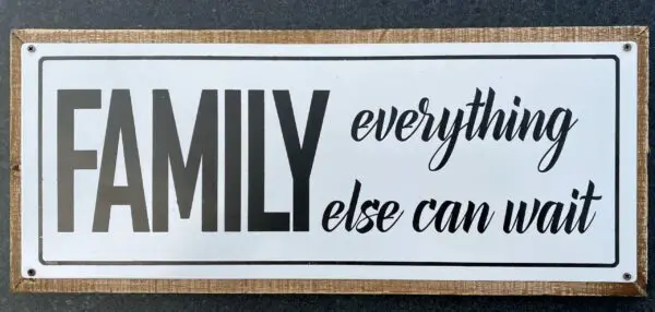 Tekstbord op houten lijst; "family everything else can wait"64361