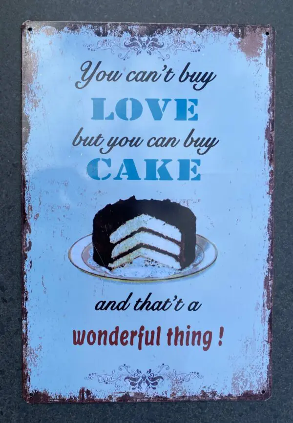 Tekstbord: "You can't buy love but you can buy cake and that .."