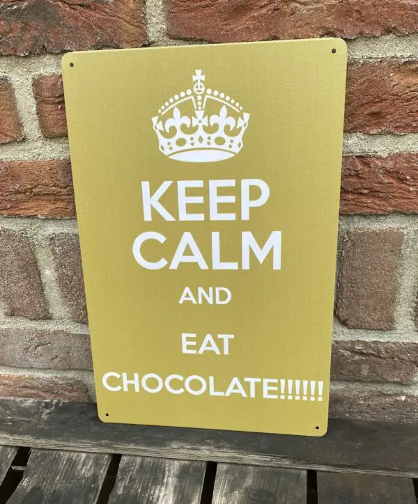 Tekstbord: "Keep calm and eat chocolate!!!! 6Y3501