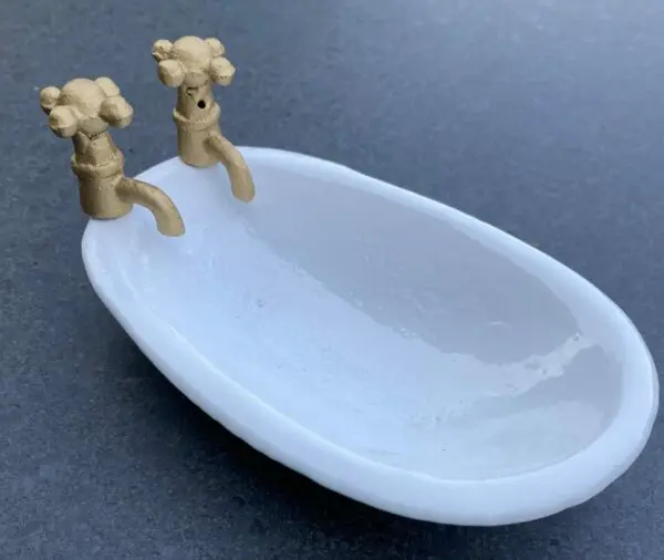 Zeepbakje wit met "gouden" kraantjes, gietijzer            BS039W