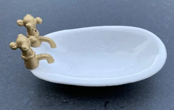 Zeepbakje wit met "gouden" kraantjes, gietijzer            BS039W - Afbeelding 2