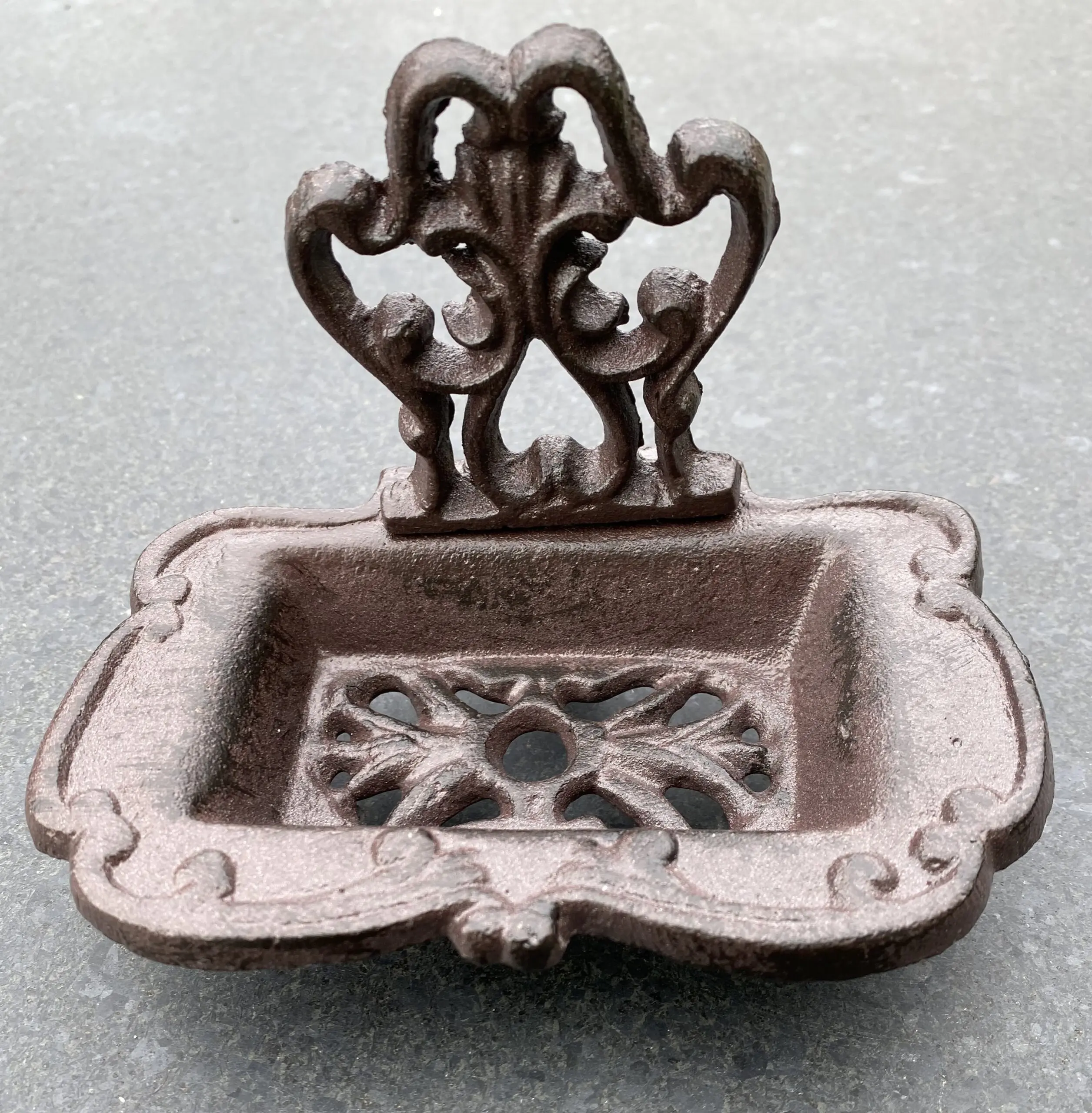 Zeepbakje op pootjes, gietijzer                    BS122