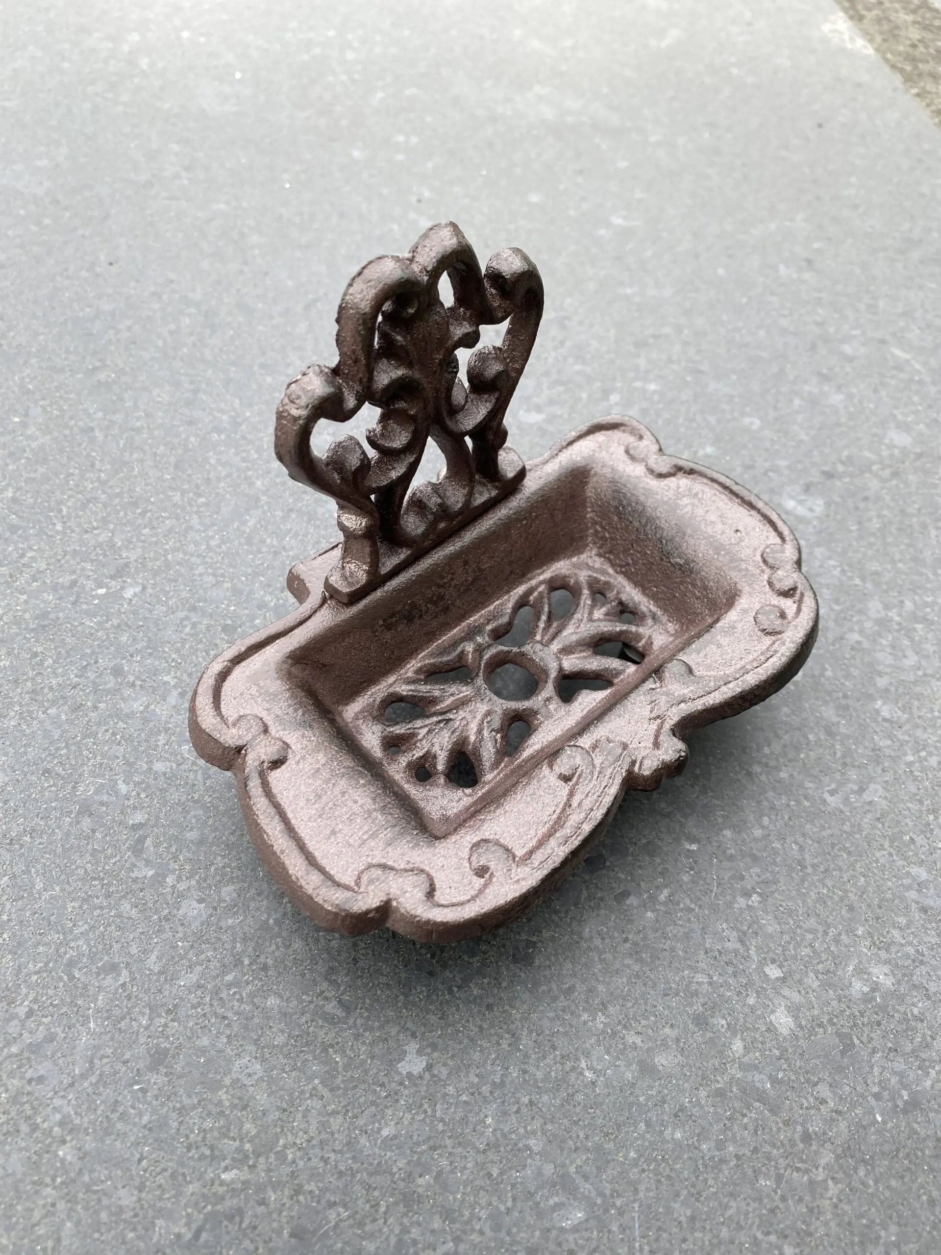 Zeepbakje op pootjes, gietijzer                    BS122 - Afbeelding 2