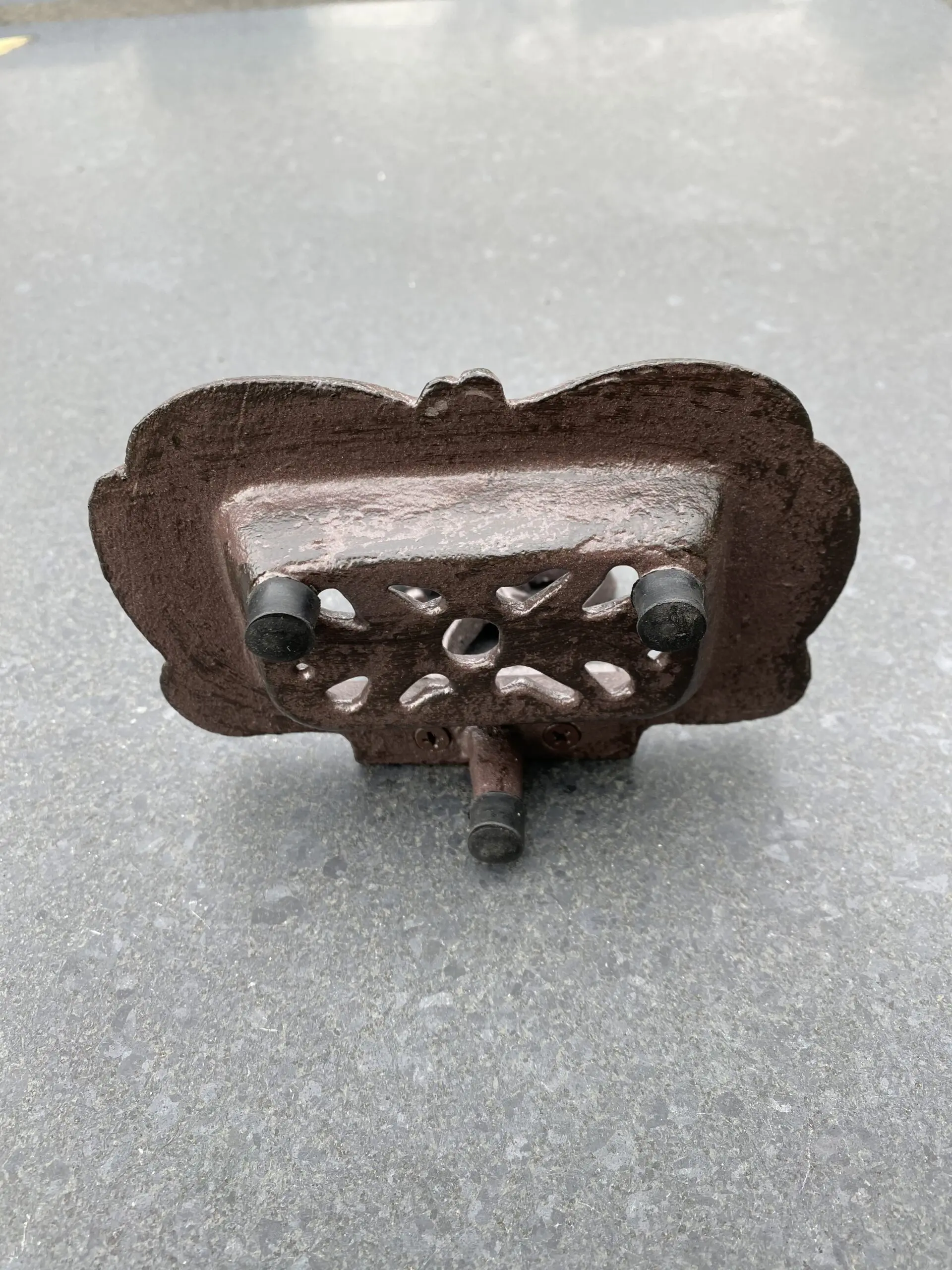 Zeepbakje op pootjes, gietijzer                    BS122 - Afbeelding 3