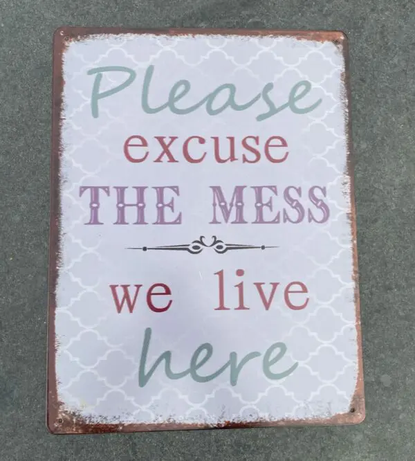 Tekstbord: "Please excuse the mess, we live here", Metaal
