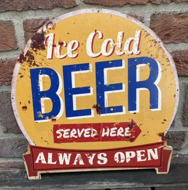 Tekstbord: "Ice cold beer served here, Always open"