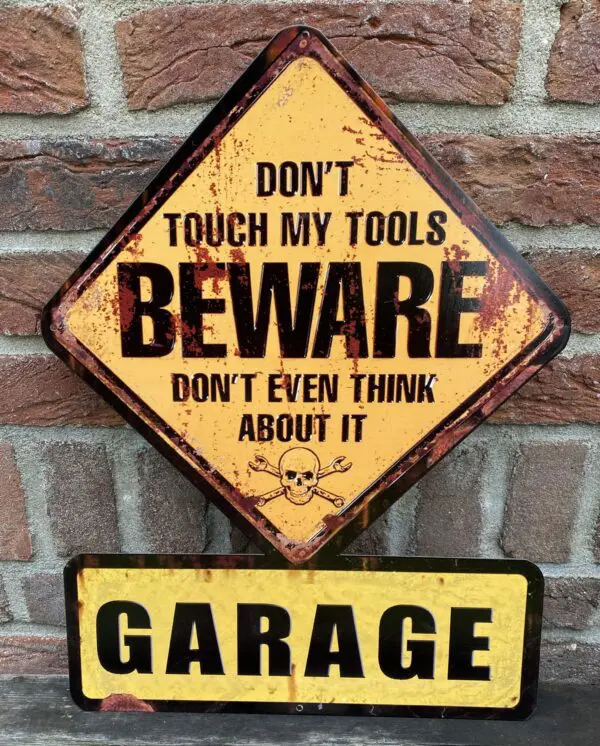 Tekstbord: Don't touch my tools, Beware me. Don't ...... TB725