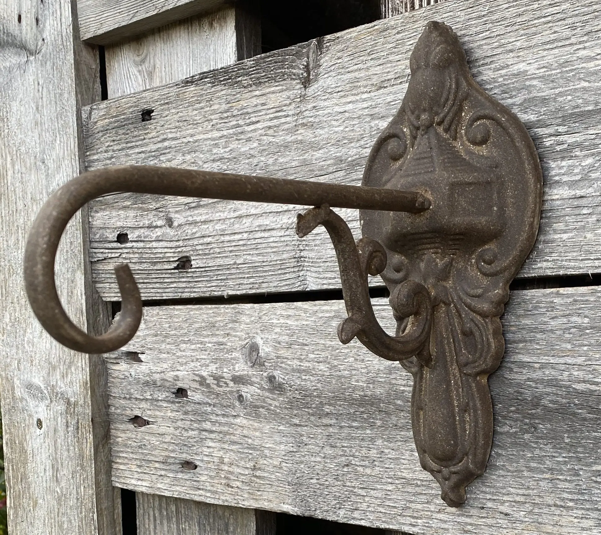 Wandhaak aged metal 25 cm. bruin WG325