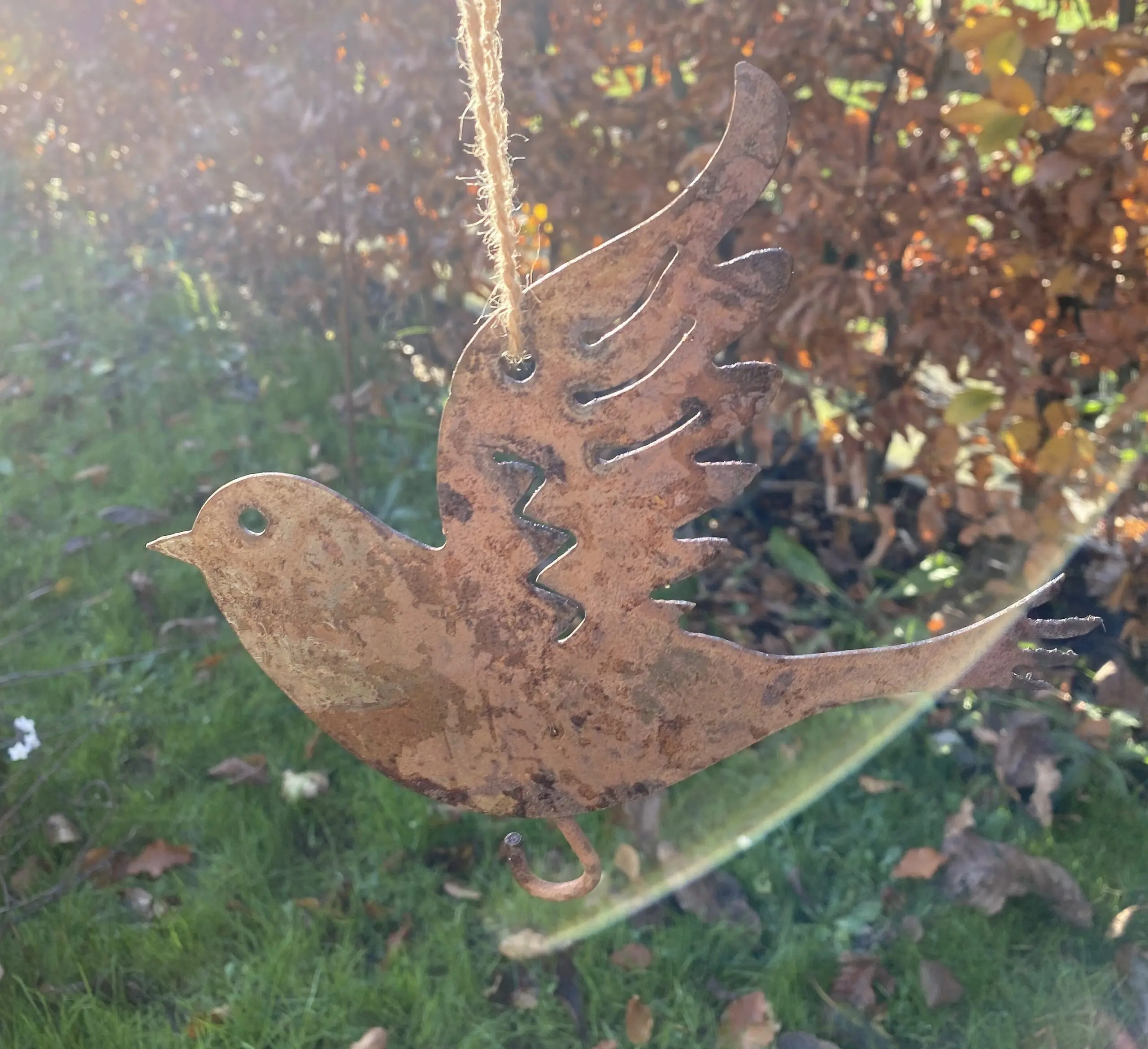 Vetbolhanger, vogelvoerhanger vogel, roestig metaal VH221B