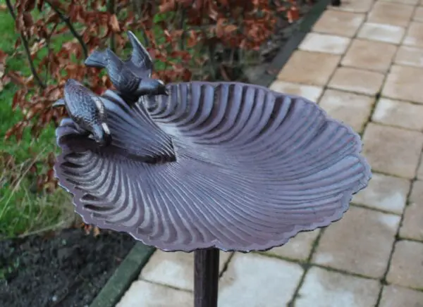 Vogelschaal, vogelbad met vogel op voet, gietijzer VB174B