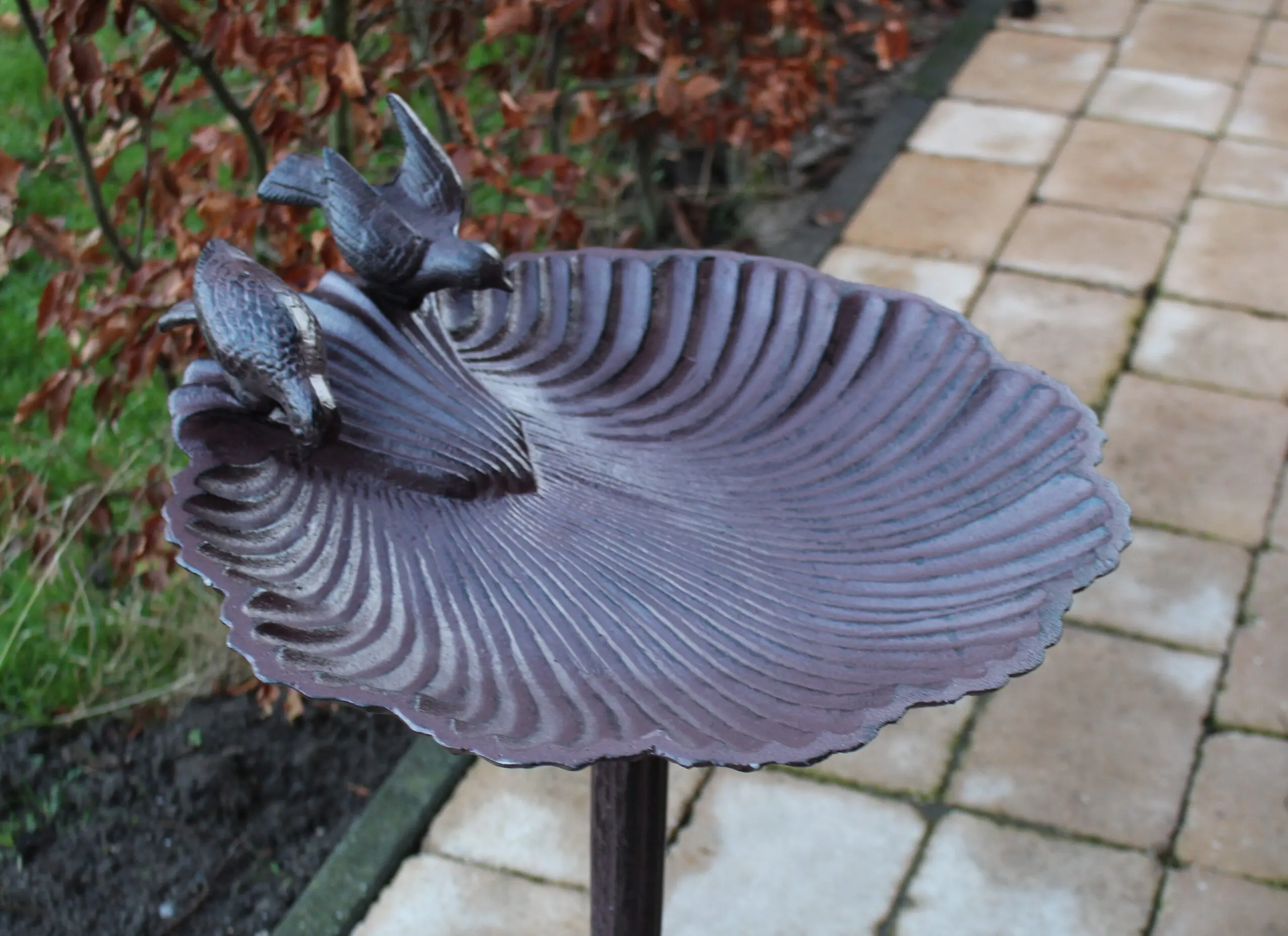 Vogelschaal, vogelbad met vogel op voet, gietijzer VB174B