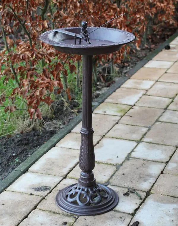 Vogelschaal, vogelbad met visser en zonnewijzer, gietijzer  VB199 - Afbeelding 3