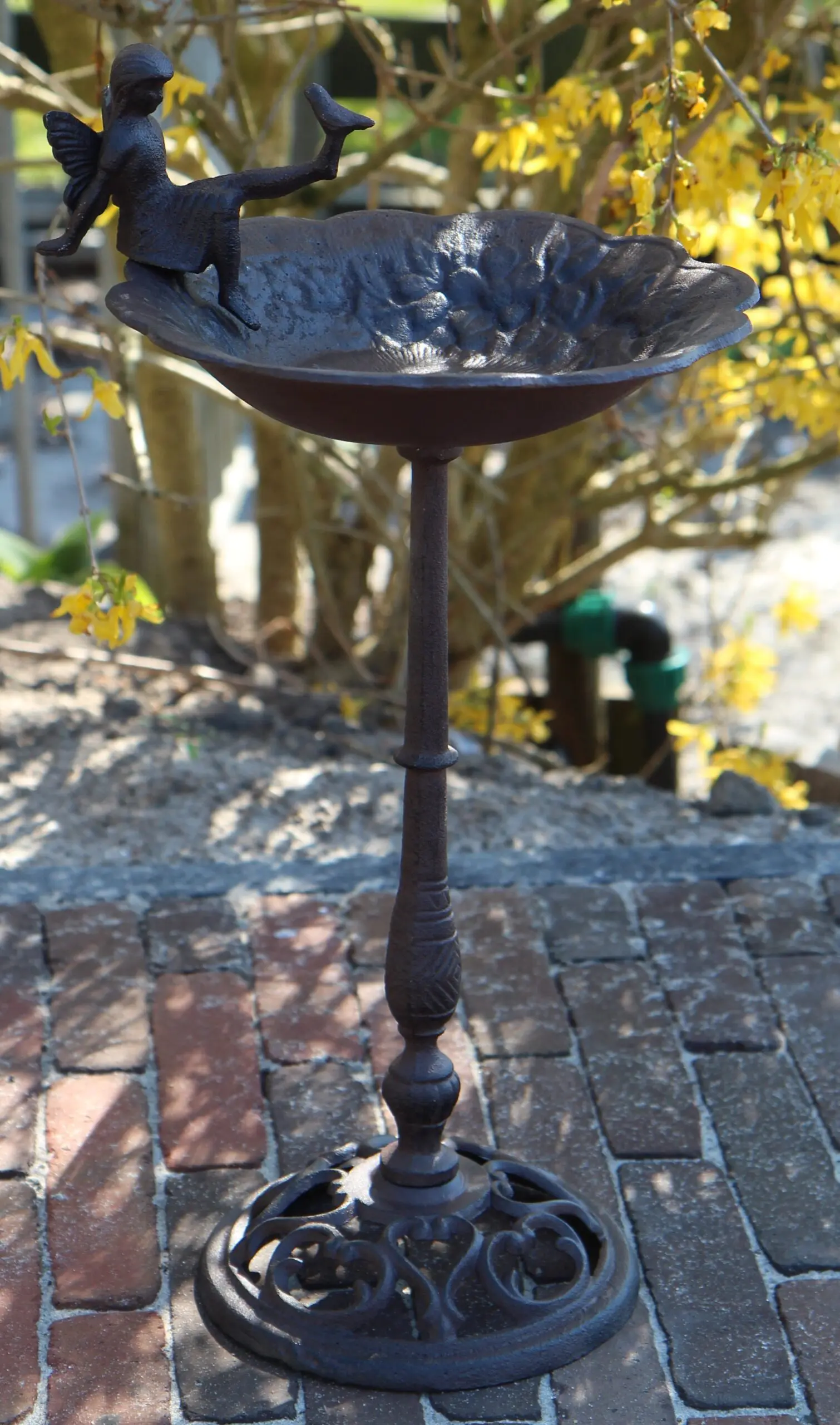 Vogelschaal, vogelbad engel elfje op hoge voet, gietijzer VB203