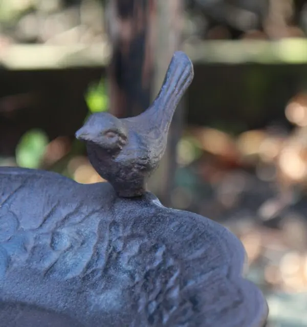 Vogelschaal, vogelbad met vogel op voet, gietijzer VB205 - Afbeelding 3