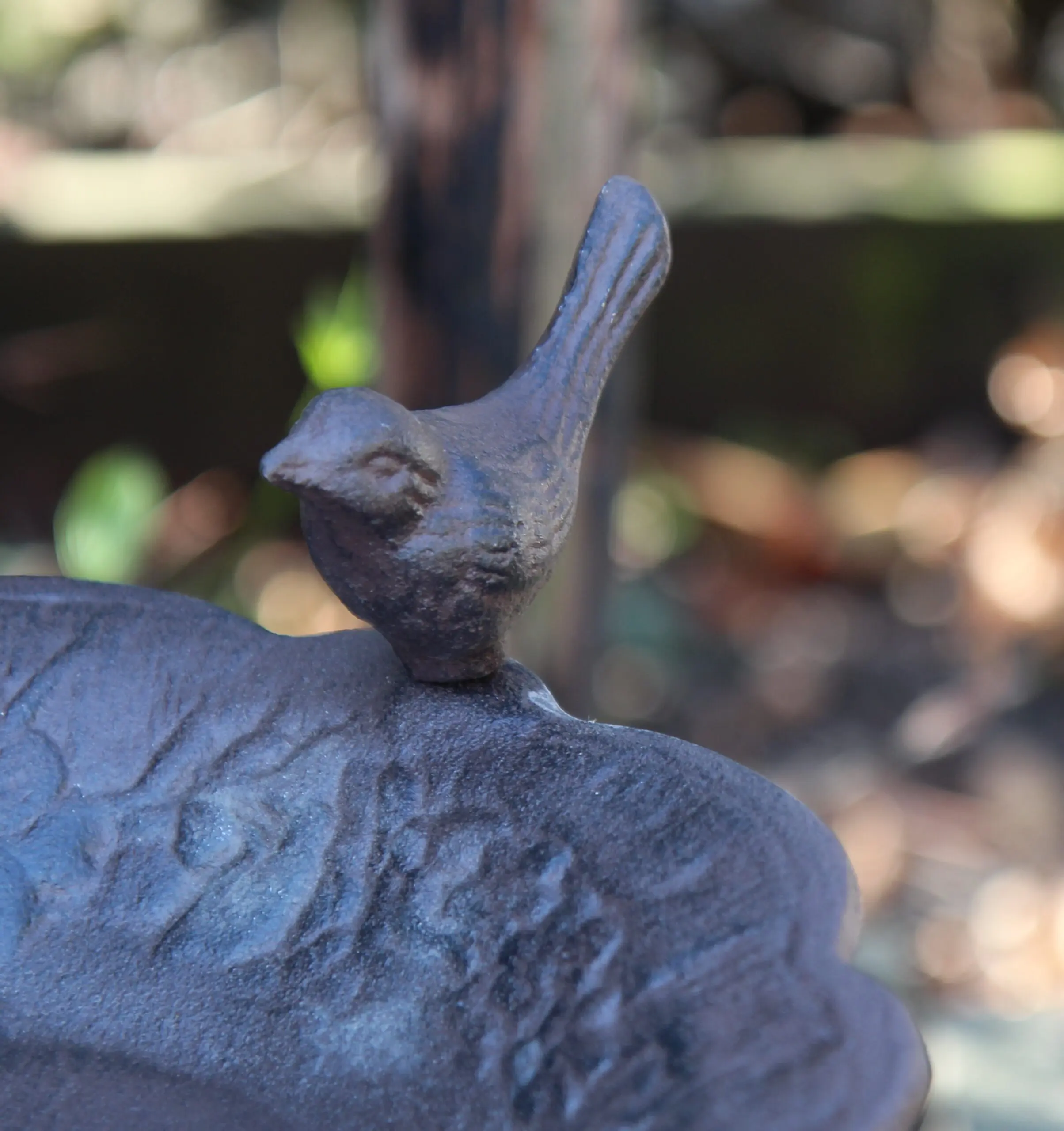 Vogelschaal, vogelbad met vogel op voet, gietijzer VB205 - Afbeelding 3