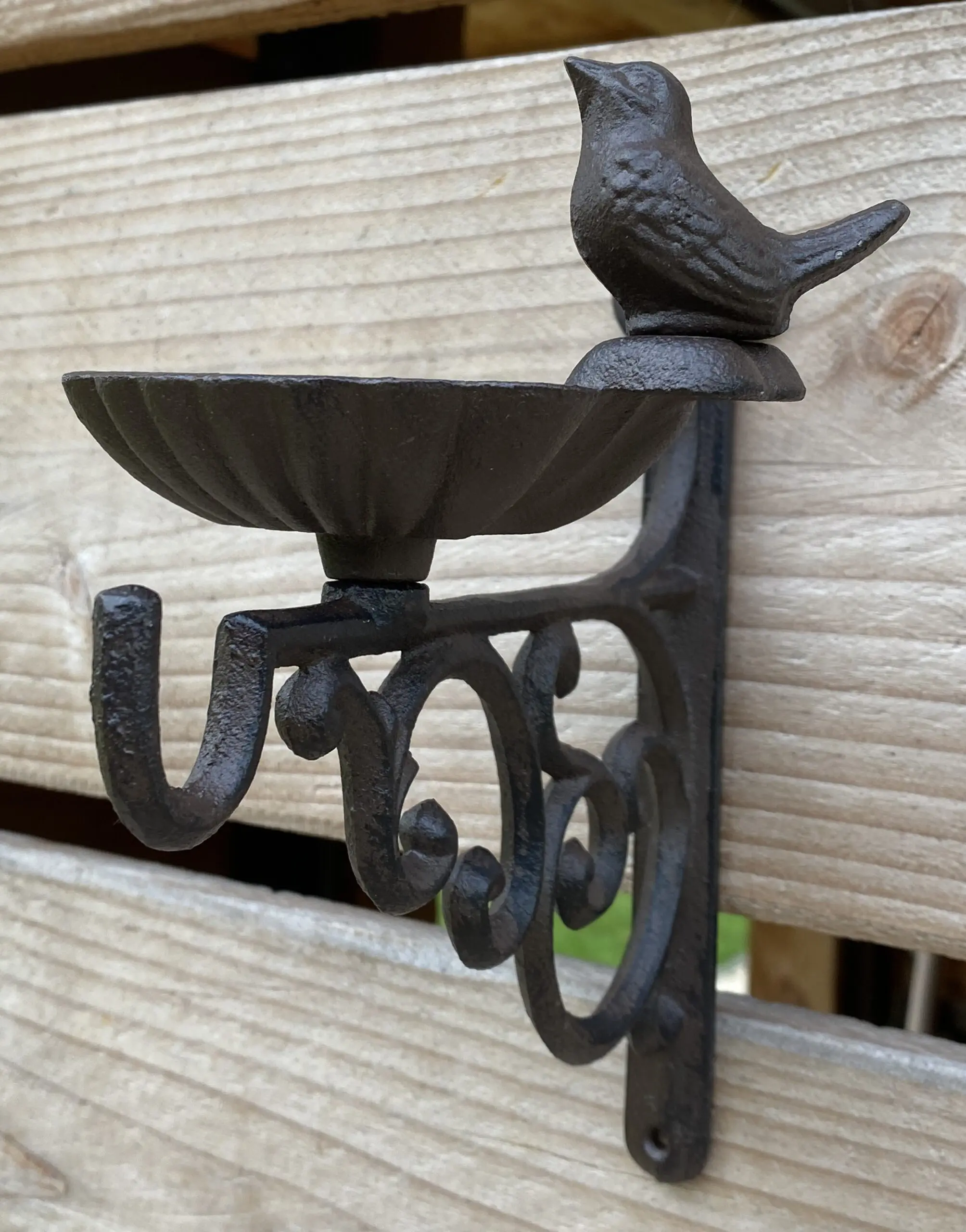 Wandhaak met vogelschaal en vogel, gietijzer FB538 - Afbeelding 2