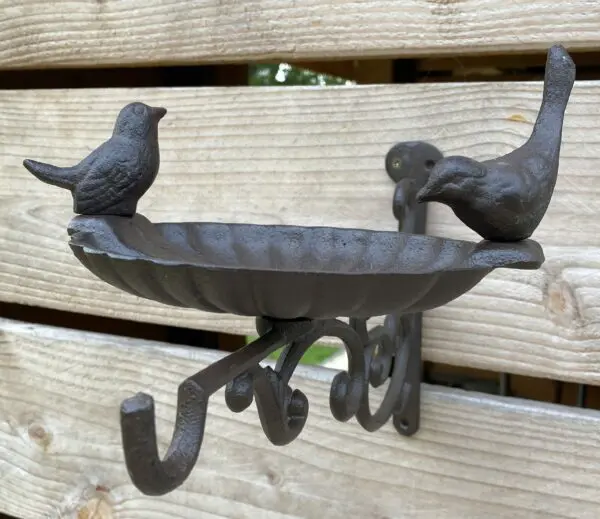 Wandhaak met vogelschaal met vogels, gietijzer FB539