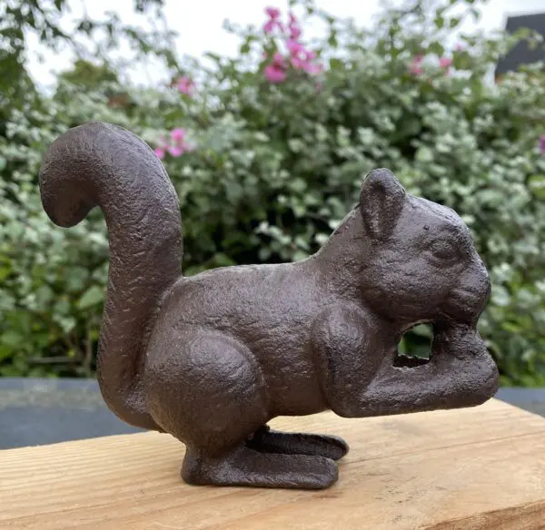 Dierenbeeld eekhoorn, gietijzer TT46E