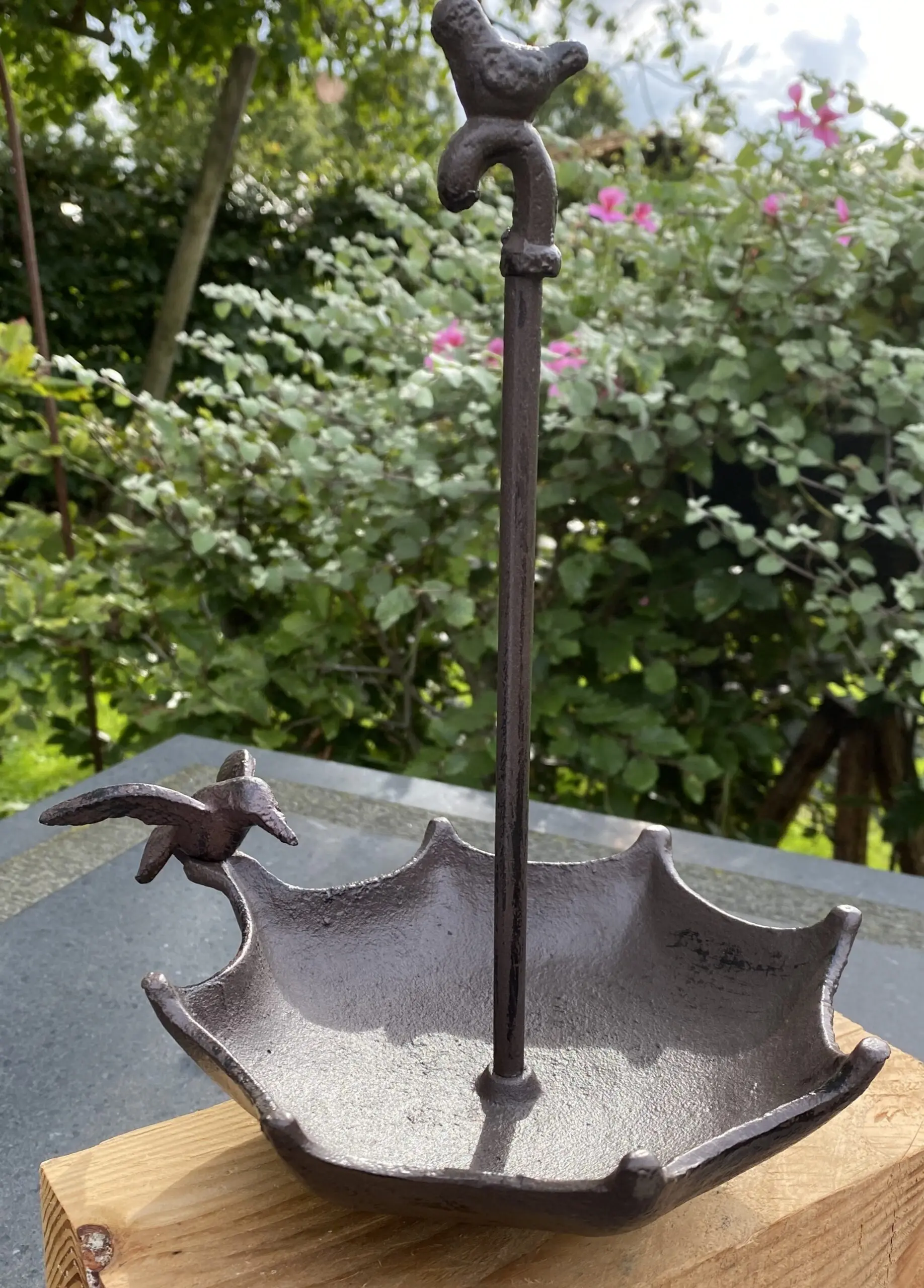 Vogelschaal, vogelbad paraplu met vogel, hangendgietijzer VB107