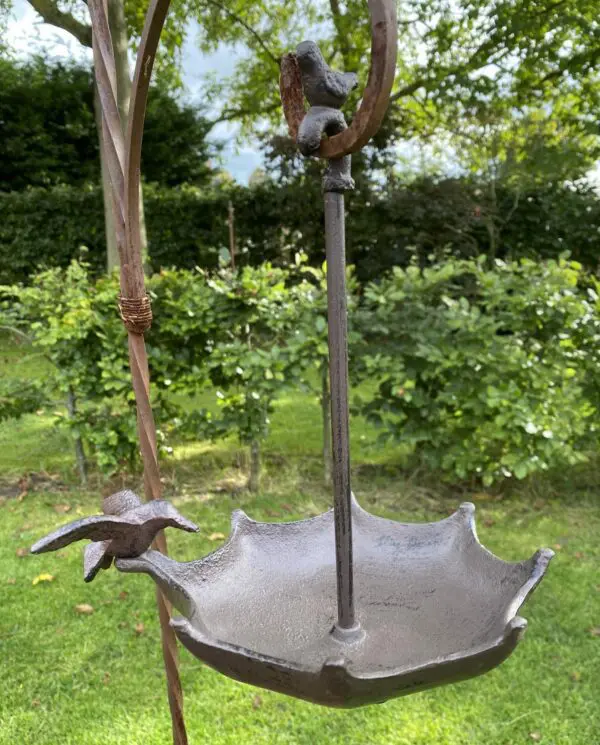 Vogelschaal, vogelbad paraplu met vogel, hangendgietijzer VB107 - Afbeelding 2