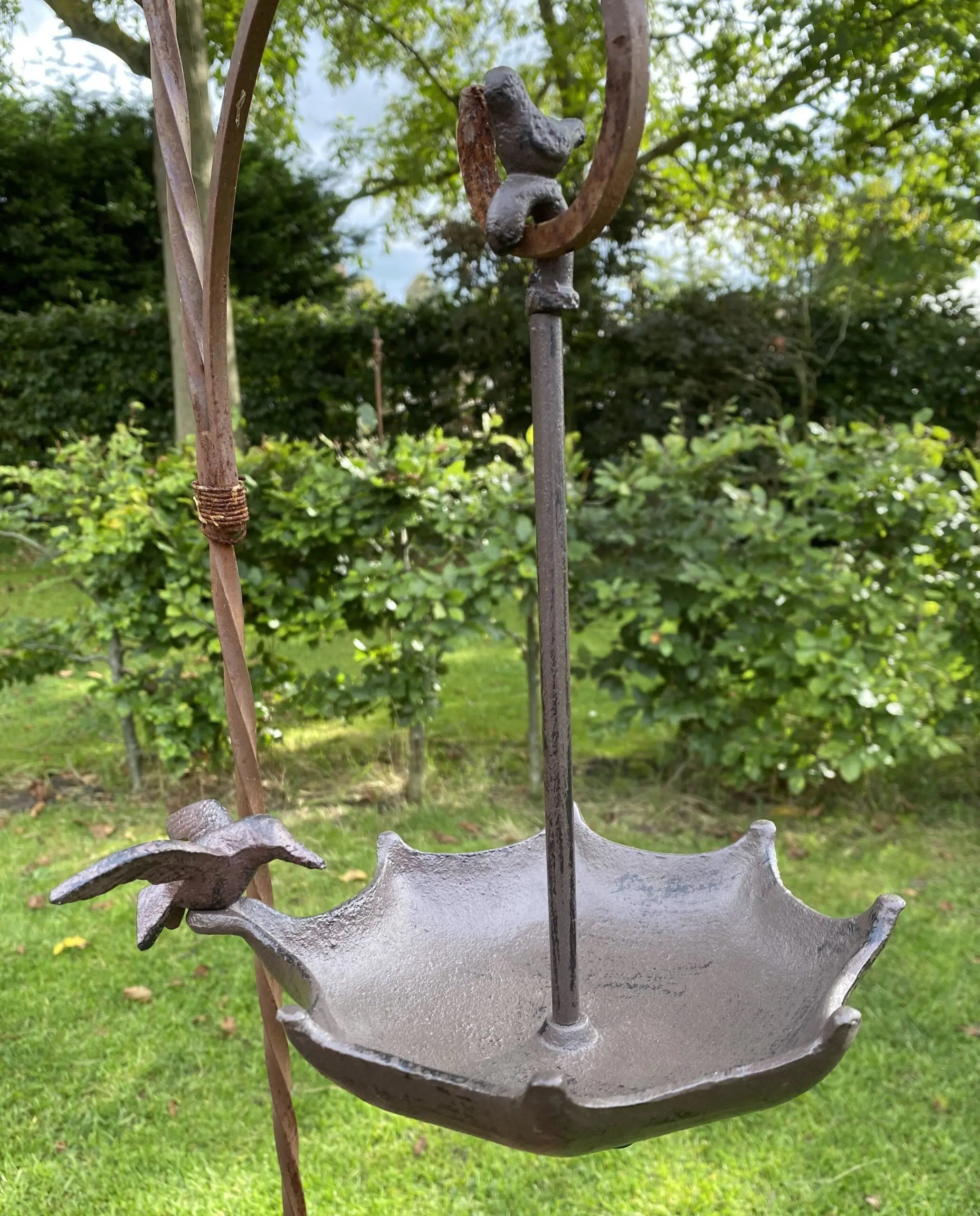 Vogelschaal, vogelbad paraplu met vogel, hangendgietijzer VB107 - Afbeelding 2