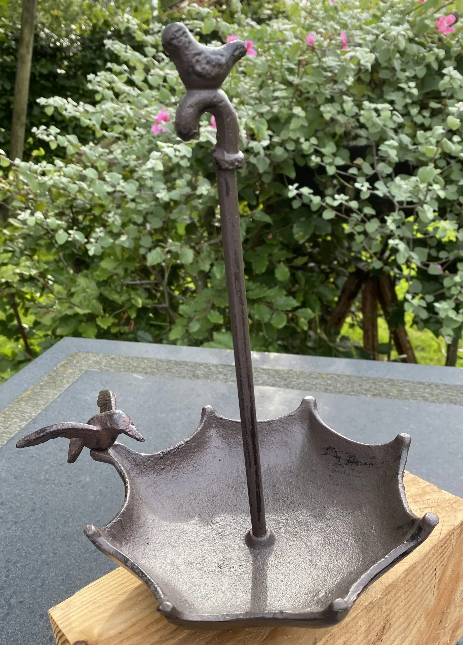 Vogelschaal, vogelbad paraplu met vogel, hangendgietijzer VB107 - Afbeelding 3
