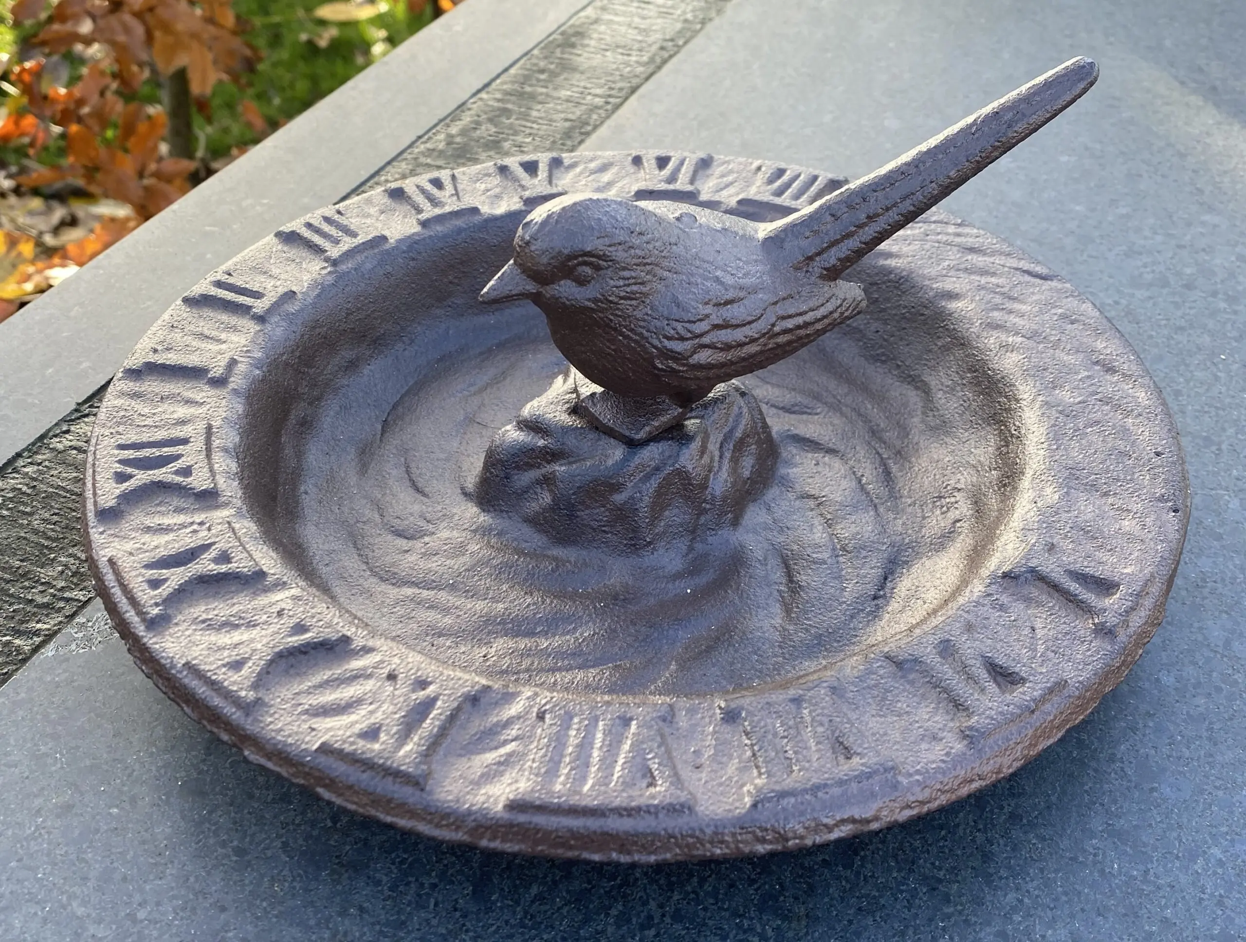 Vogelschaal, vogelbad met zonnewijzer en vogel, gietijzer TH93 - Afbeelding 2