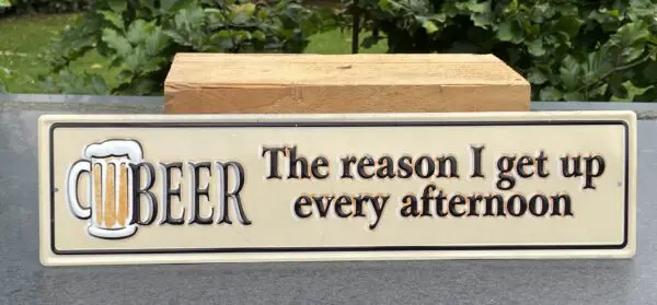 Tekstbord: "Beer the reason I get up every afternoon" TB271