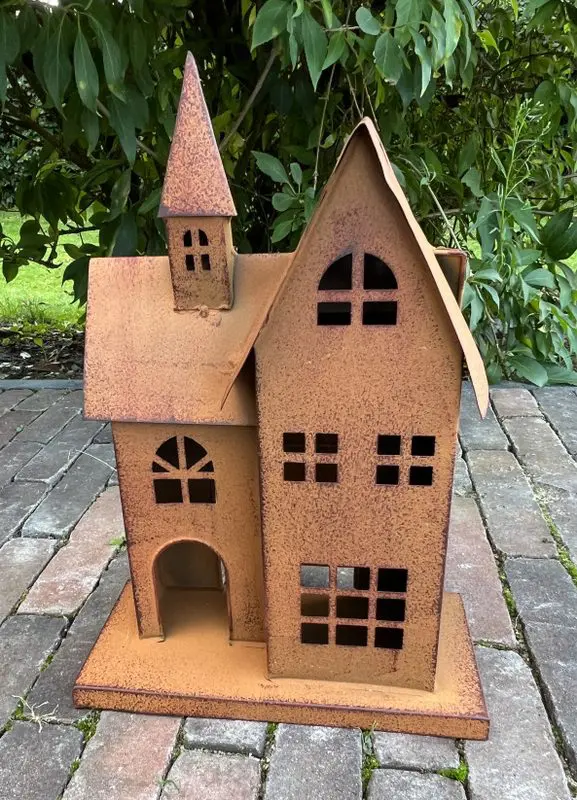 Huisje, kerk, roestig metaal, groot       HM656